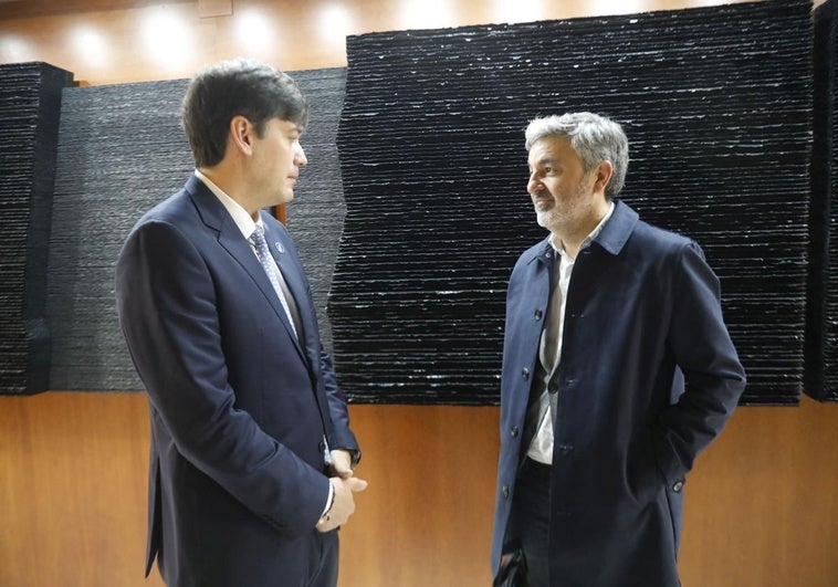 Los consejeros Borja Sánchez y Alejandro Calvo, que asumen las competencias de Industria y Medio Ambiente respectivamente, esta mañana en la Junta.