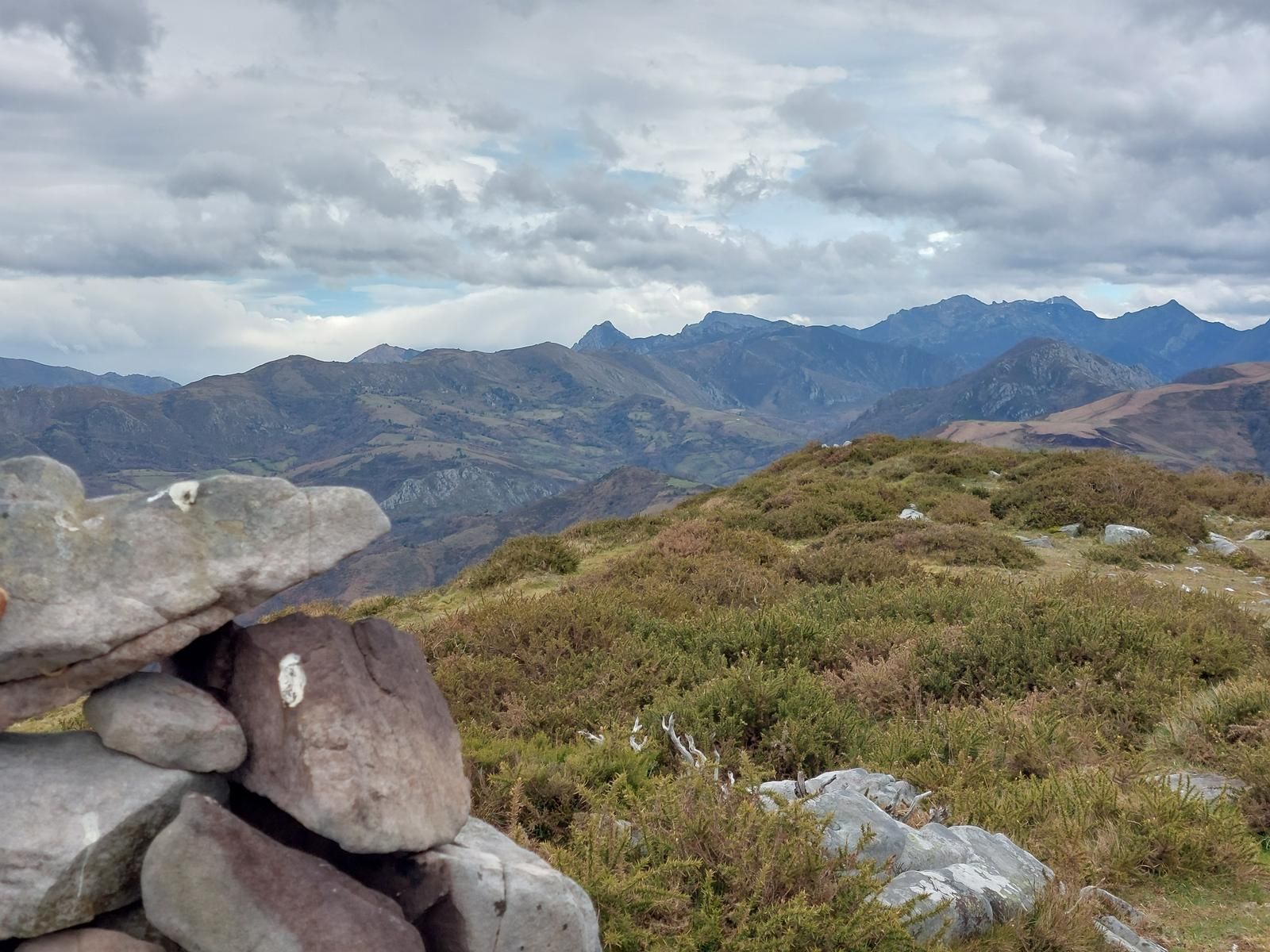 En la Collaina, mirando el amplio paisaje en el que destacan los Tornos y la LLambria.