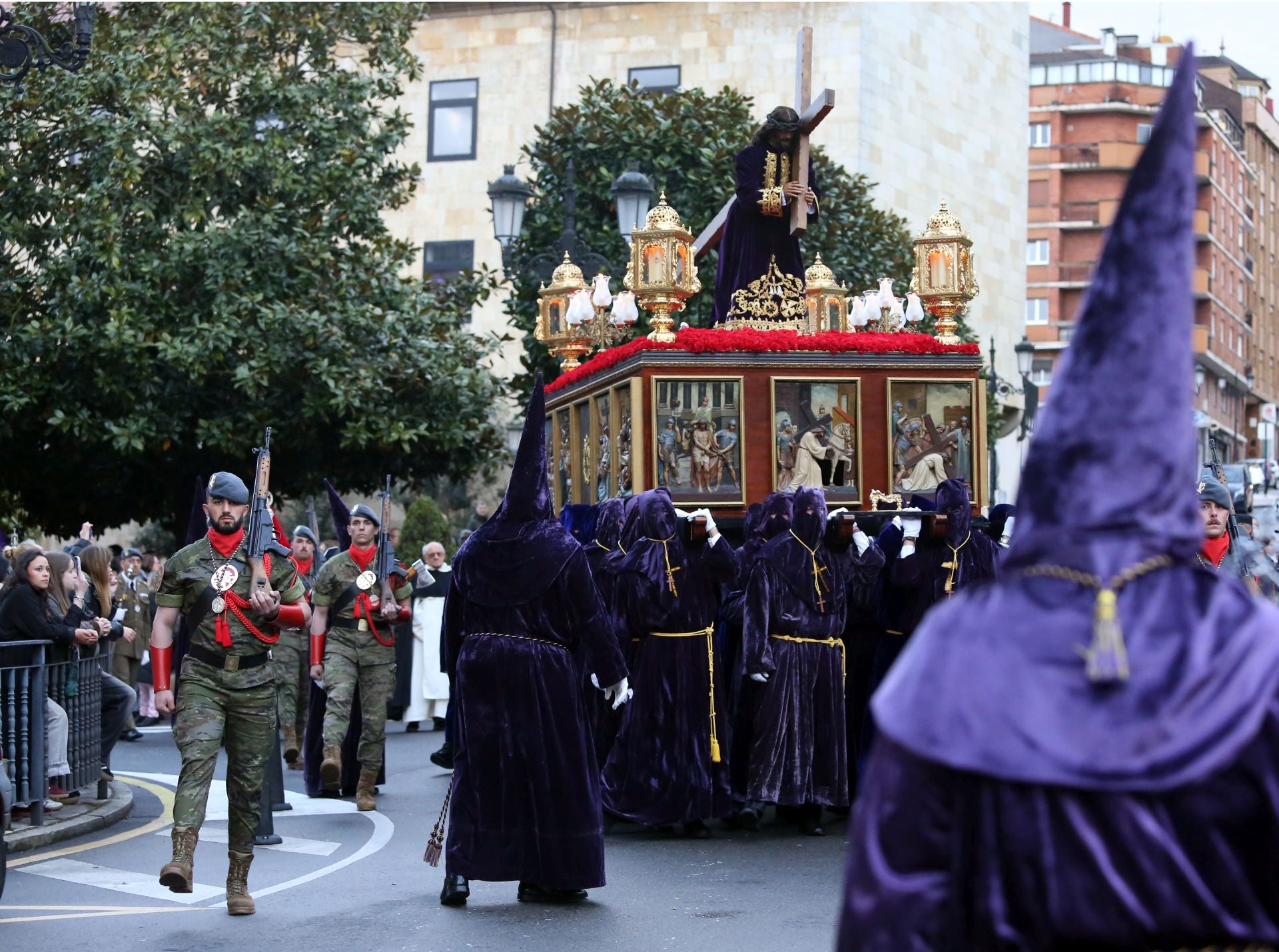Procesión de la Hermandad y Cofradía de Nuestro Padre Jesús Nazareno de Oviedo