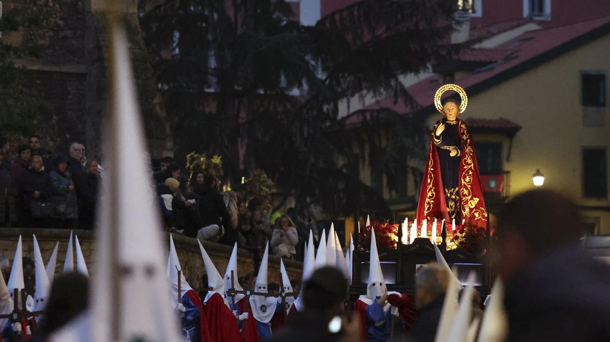 Vídeo: Multitudinaria procesión de Miércoles Santo en Avilés