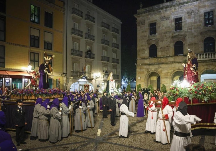 Procesión del encuentro en Gijón.