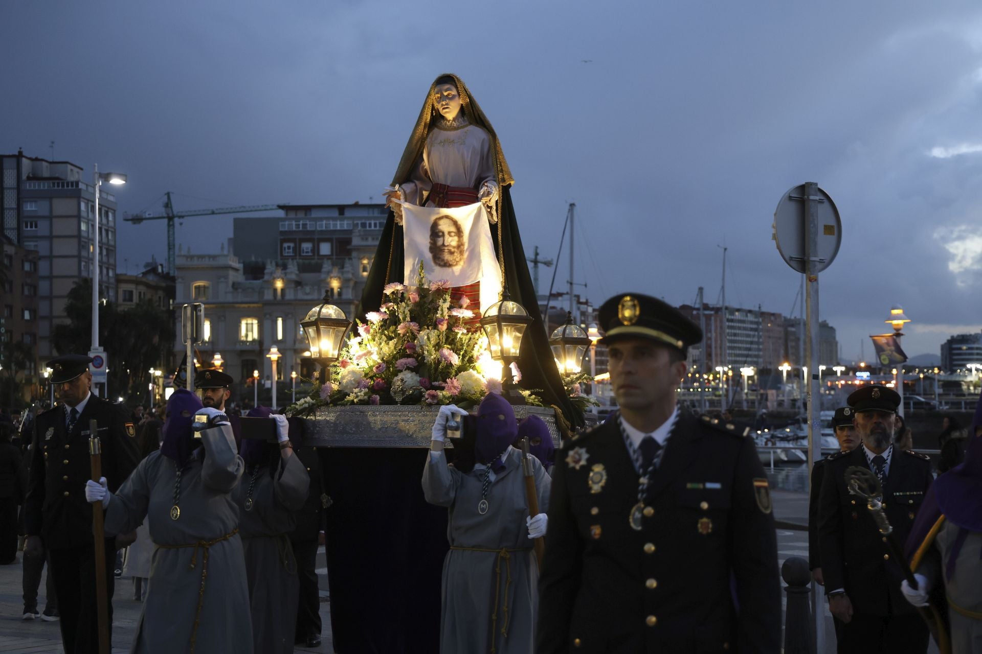 El Encuentro Camino del Calvario recorre Gijón