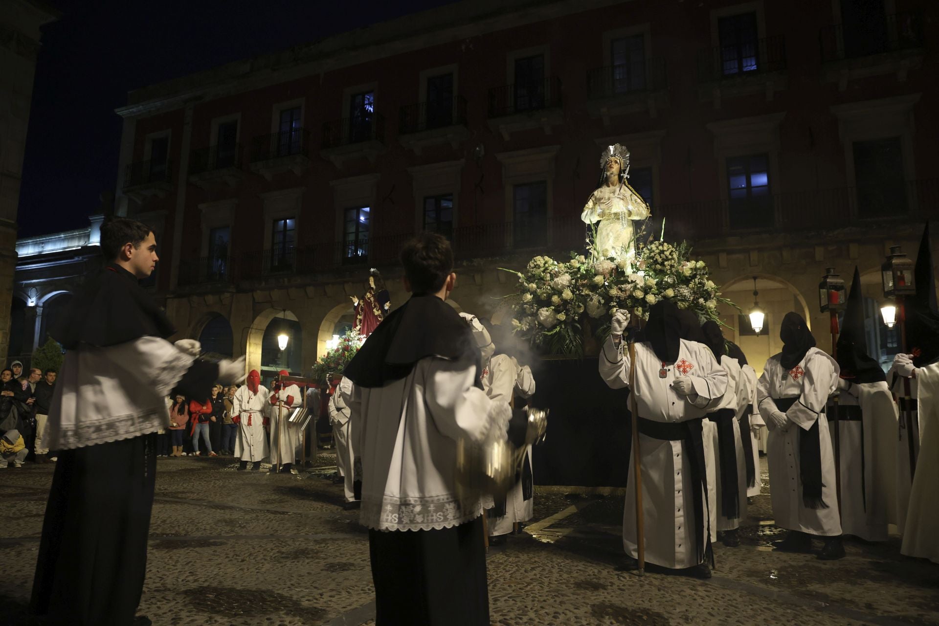 El Encuentro Camino del Calvario recorre Gijón