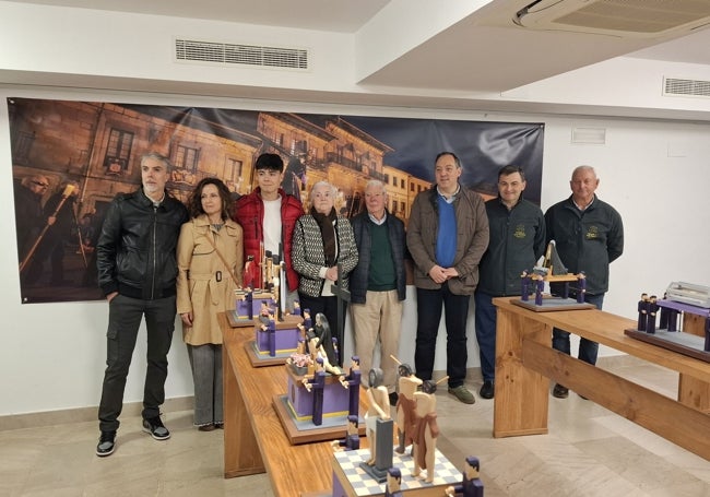 La familia de artista, Manuel Fernández, Victoria Jusdado, Samuel Fernández, Angelita Noval y Roberto Fernández, junto al alcalde de Villaviciosa, Alejandro Vega, y Nicolás Rodríguez y Luis Fernández, de la Cofradía de Jesús Nazareno
