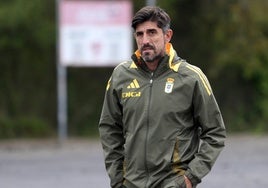 El técnico del Oviedo, en el inicio de la sesión del jueves.