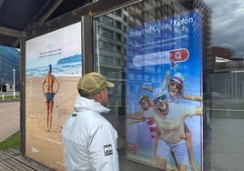 Un turista observa los nuevos paneles de información instalados en La Escalerona.