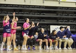Las jugadoras y el cuerpo técnico del Aceites Abril Adba Sanfer Art-Chivo celebran un punto por todo lo alto en El Quirinal.