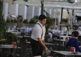 Un camarero, en una terraza.