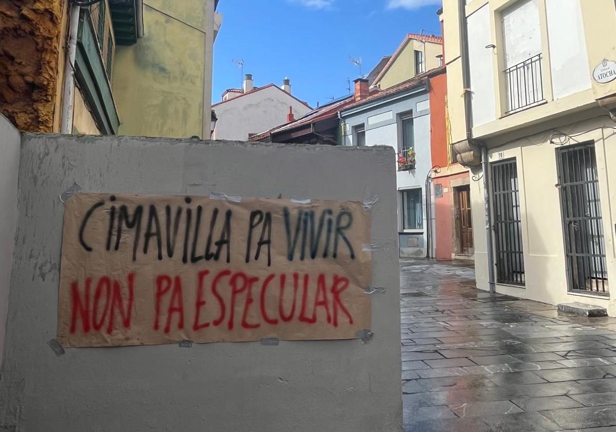 Los vecinos de Cimavilla y La Arena rechazan el turismo masivo