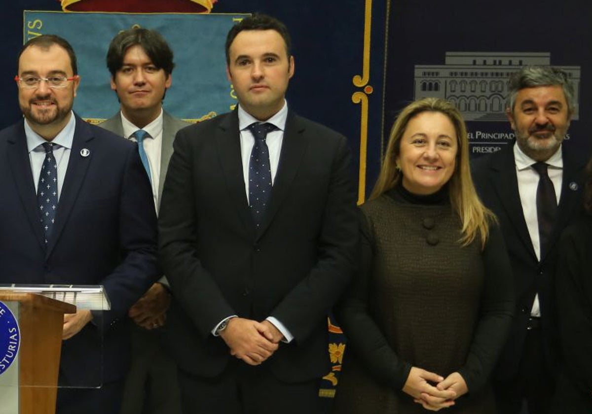 Barbón traspasa la FP a Educación para «hacer más asumible» la consejería de Borja Sánchez