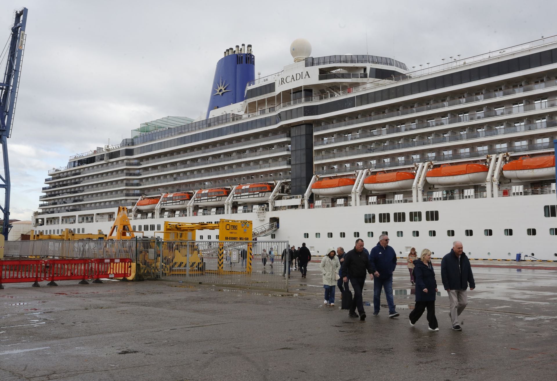 Gijón se llena de británicos con la llegada del primer gran crucero de la temporada