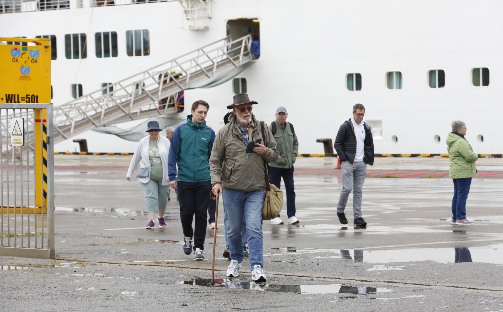 Gijón se llena de británicos con la llegada del primer gran crucero de la temporada
