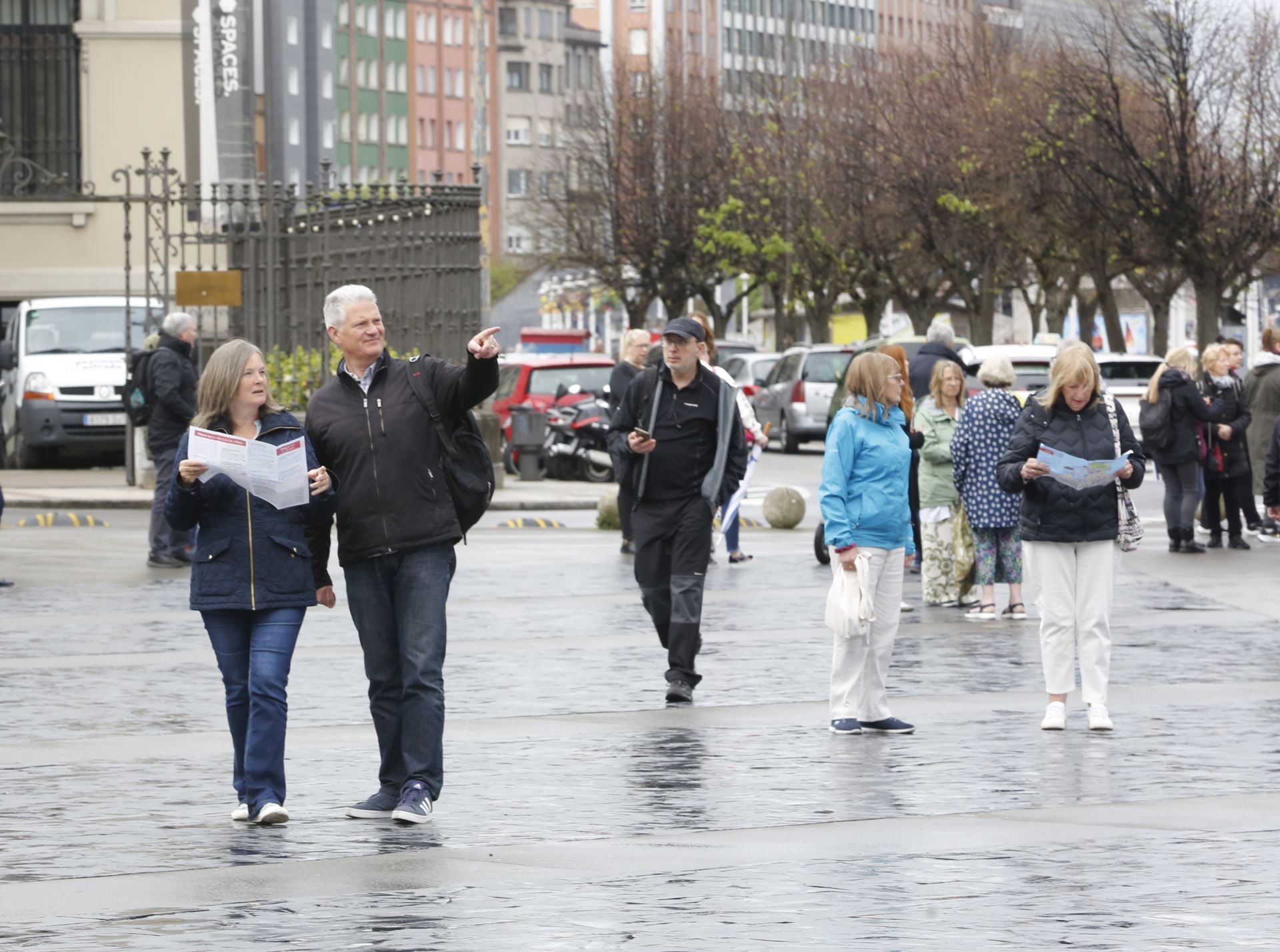 Gijón se llena de británicos con la llegada del primer gran crucero de la temporada