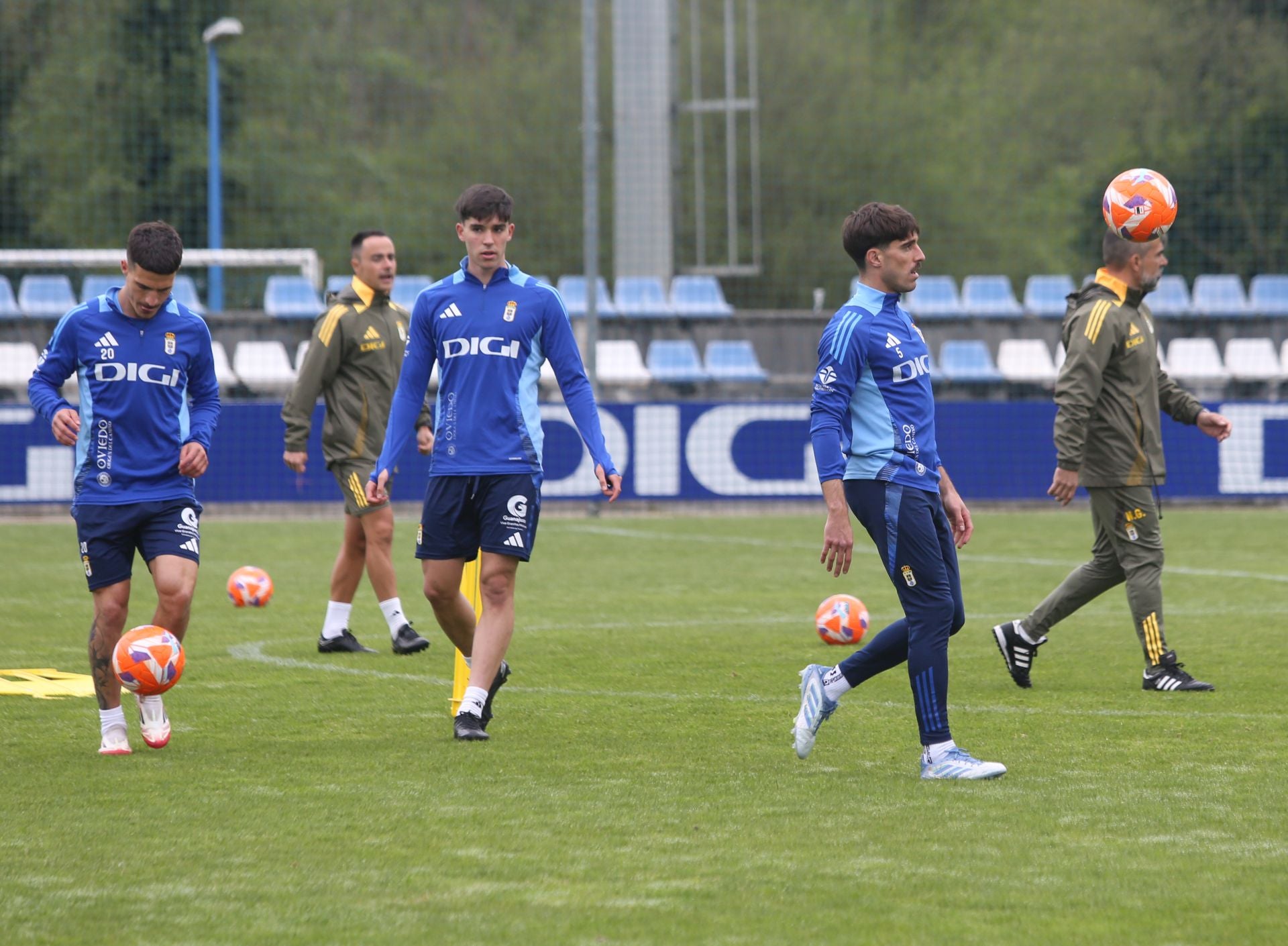 Firma de autógrafos y entrenamiento de los jugadores del Real Oviedo