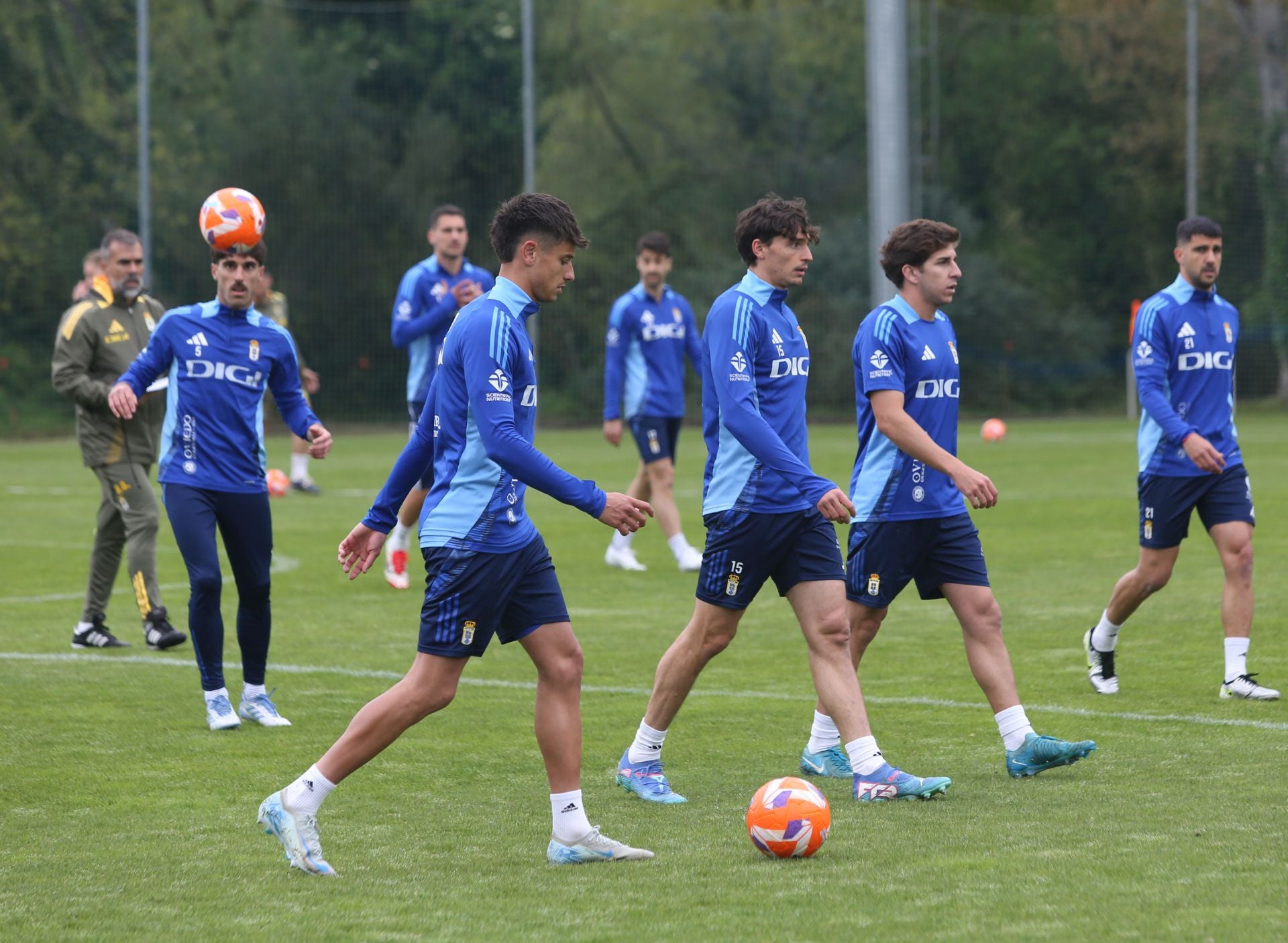 Firma de autógrafos y entrenamiento de los jugadores del Real Oviedo
