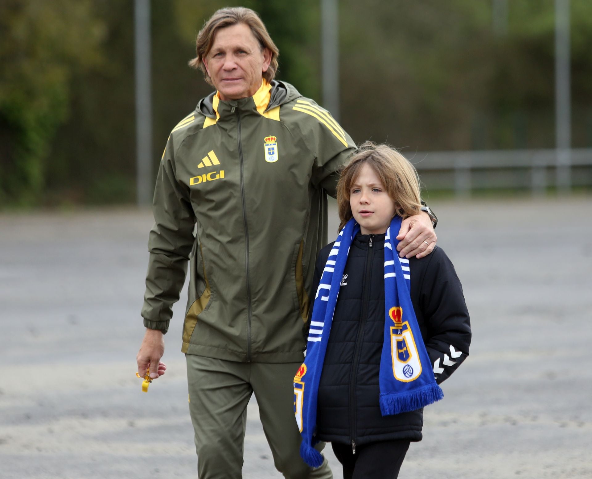 Firma de autógrafos y entrenamiento de los jugadores del Real Oviedo