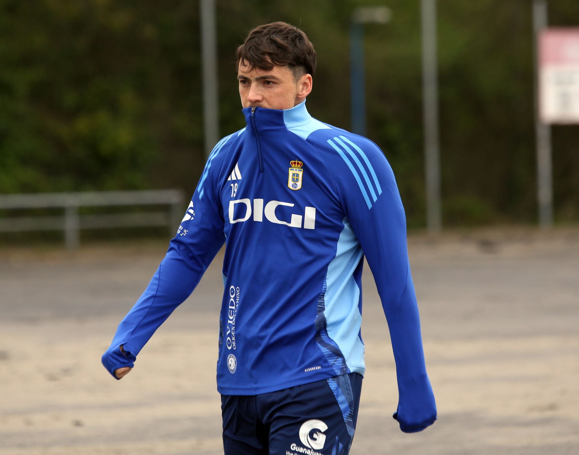 Firma de autógrafos y entrenamiento de los jugadores del Real Oviedo