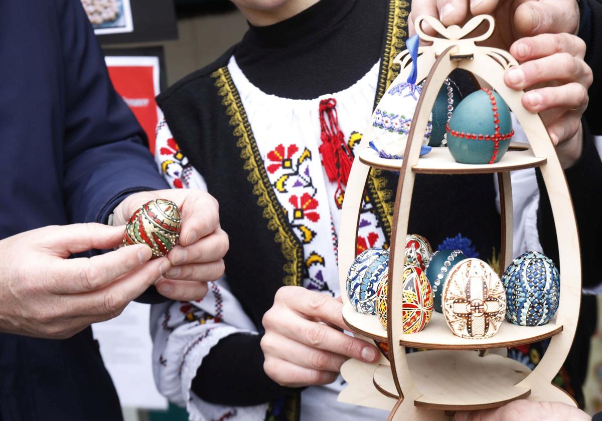 Los 'güevos pintos' que unen Rumanía y Asturias por Pascua