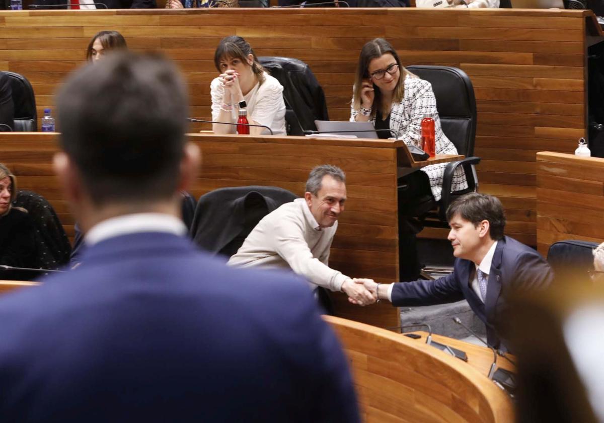Ovidio Zapico estrecha la mano a Borja Sánchez durante la intervención de Álvaro Queipo.
