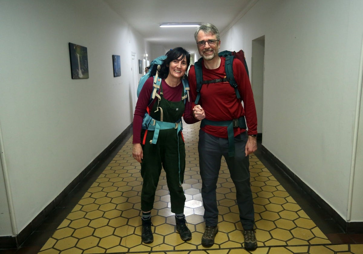 Imagen principal - Un matrimonio belga, un noruego y un español en el alberge de peregrinos de Oviedo.
