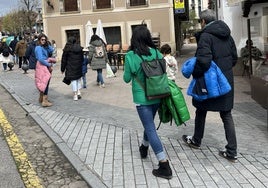 Personas transitando por el centro urbano de La Pola, en la plaza de Les Campes.