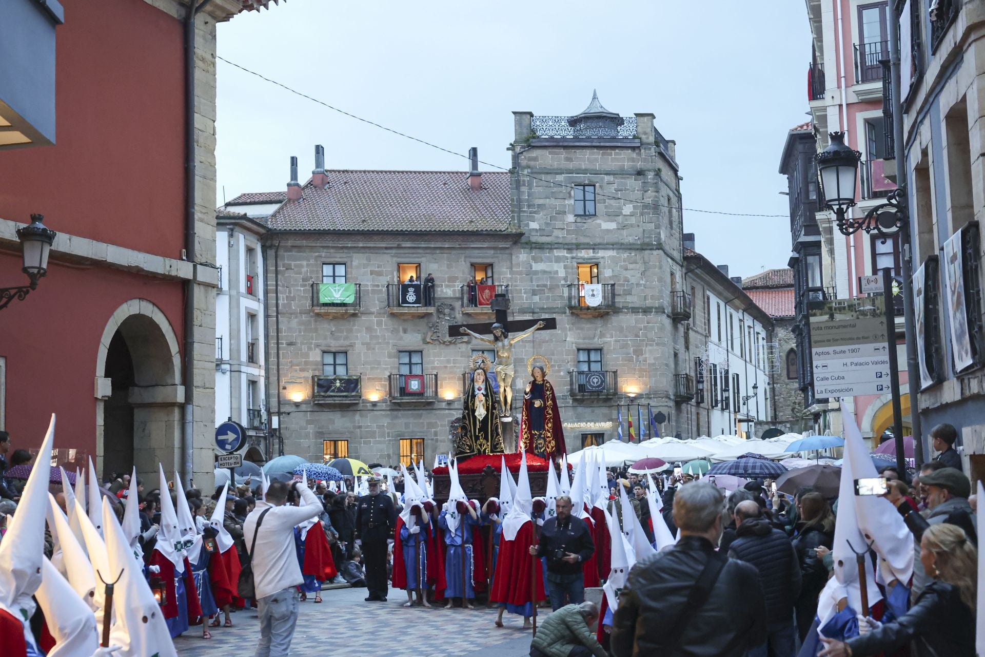 Avilés procesiona por Semana Santa