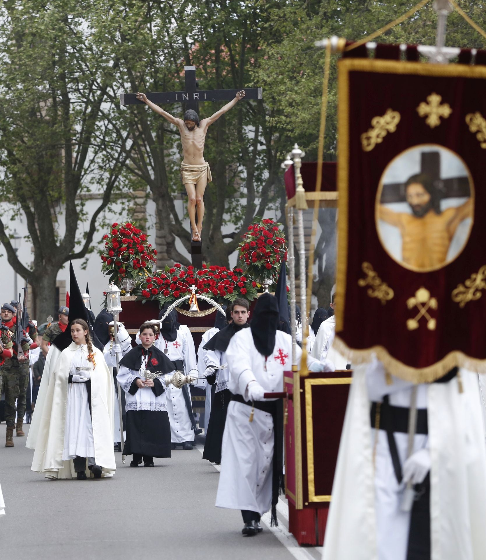 El Cristo de la Misericordia procesiona por Gijón