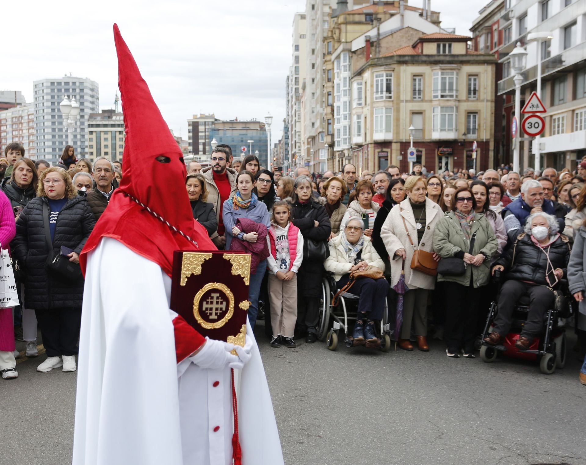 El Cristo de la Misericordia procesiona por Gijón