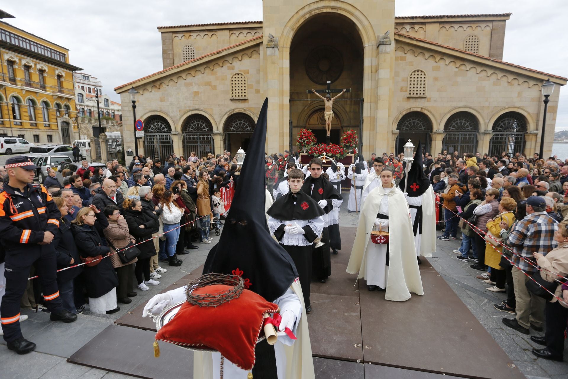 El Cristo de la Misericordia procesiona por Gijón