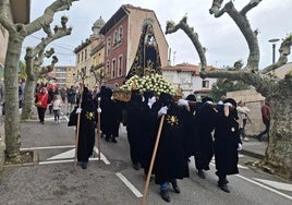 El paso de la Virgen en la procesión de los Nazarenos, en Candás