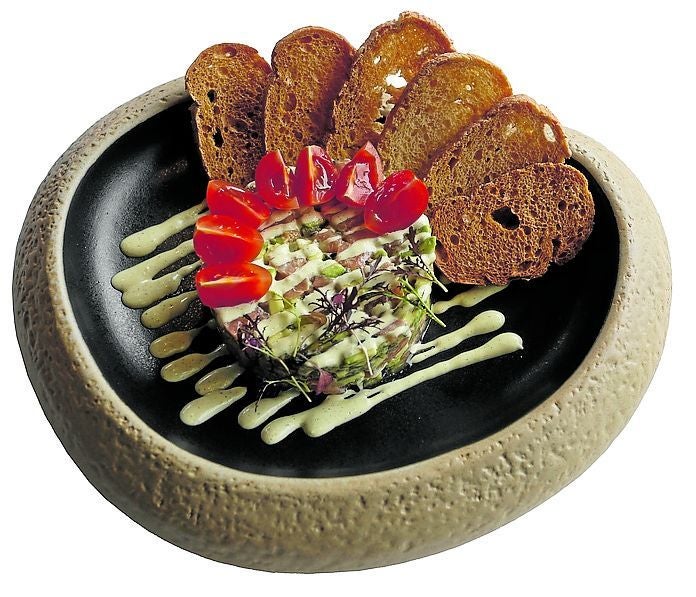 Plato de de tartar de salmón ahumado con aguacate, aceituna negra y salsa de eneldo del restaurante Viñao (Gijón).