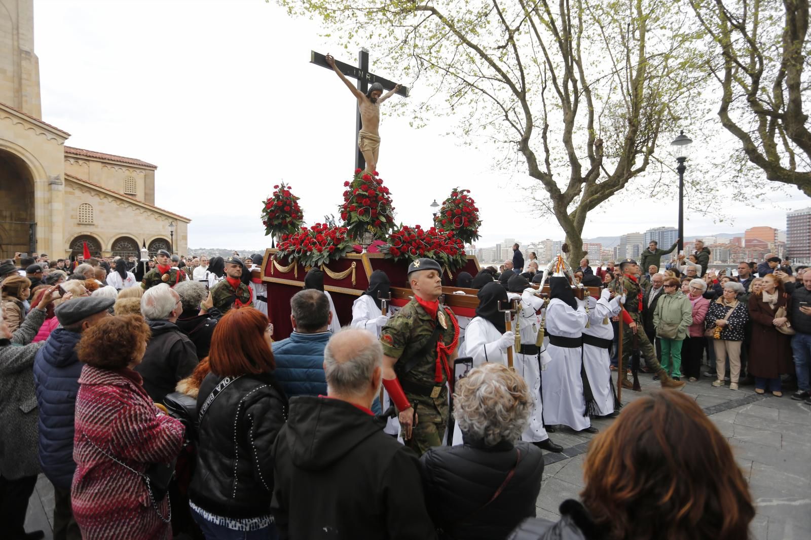 El paso del Cristo de la Misericordia porteado por veinticuatro hermanos de la cofradía de la Santa Misericordia y custodiado por el Regimiento Príncipe