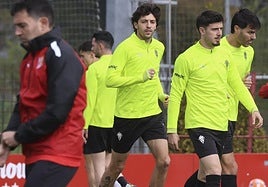 César Gelabert, junto a Nico Serrano y Róber Pier, en el entrenamiento del Sporting de Gijón en Mareo de ayer.