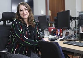 Lucía González, pregonera de El Bollo 2025, posa en la redacción de LA VOZ DE AVILÉS.