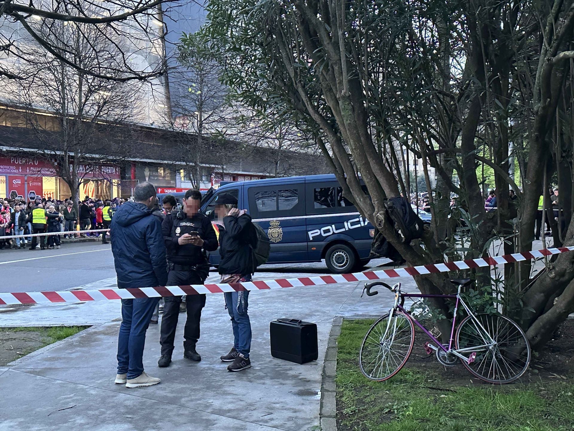 Una maleta olvidada colapsa la salida de El Molinón por la zona Oeste