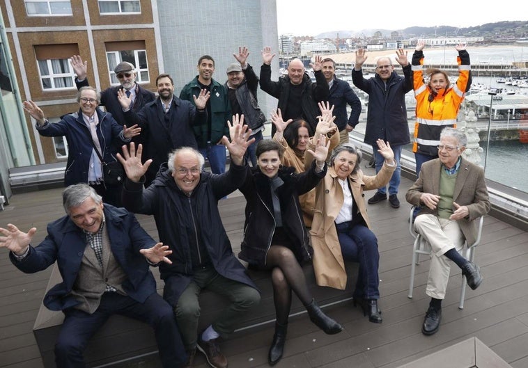 Detrás, Asun Echarri, Ignacio Blanco y Rafael Piñera (Cocina Económica. Medalla de Oro); José Ángel Valdés 'Cote' (Hijo Predilecto); Darío Vázquez, Marcos González Viña, Julio Nieda, Miguel Lastra y Pilar García (Serenos de Gijón. Medalla de Plata). Delante, Ruperto Iglesias y Lorenzo Pañeda (Serenos de Gijón), Yoanna Magdalena, María Fernández Lebredo y María Jesús Álvarez (Casa Malva. Medalla de Plata), y Janel Cuesta (Medalla de Plata).