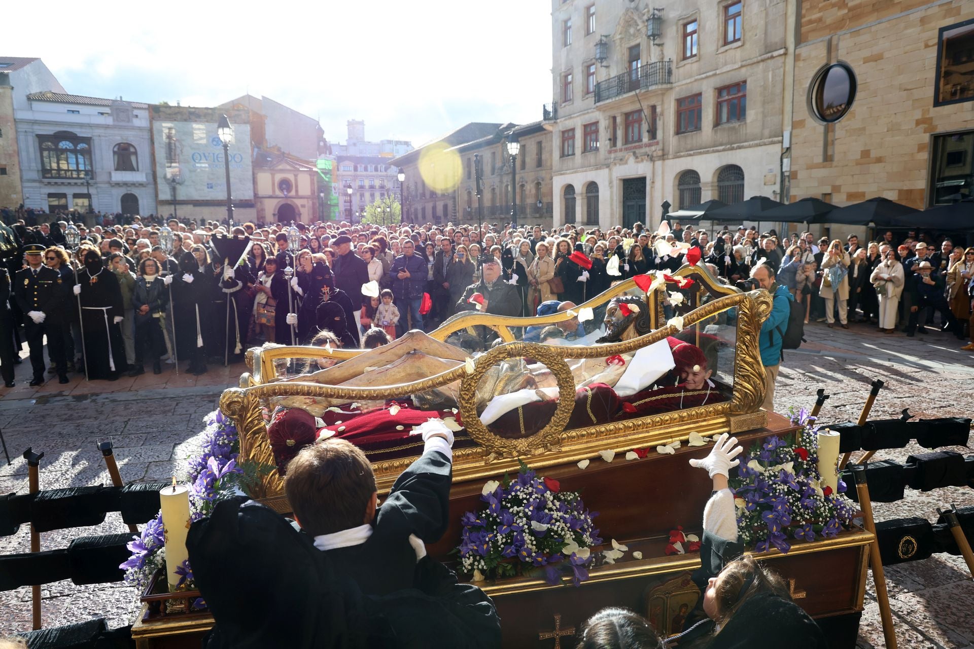 Fotos: La devoción por el Santo Sudario en la Catedral de Oviedo y la procesión del Santo Entierro