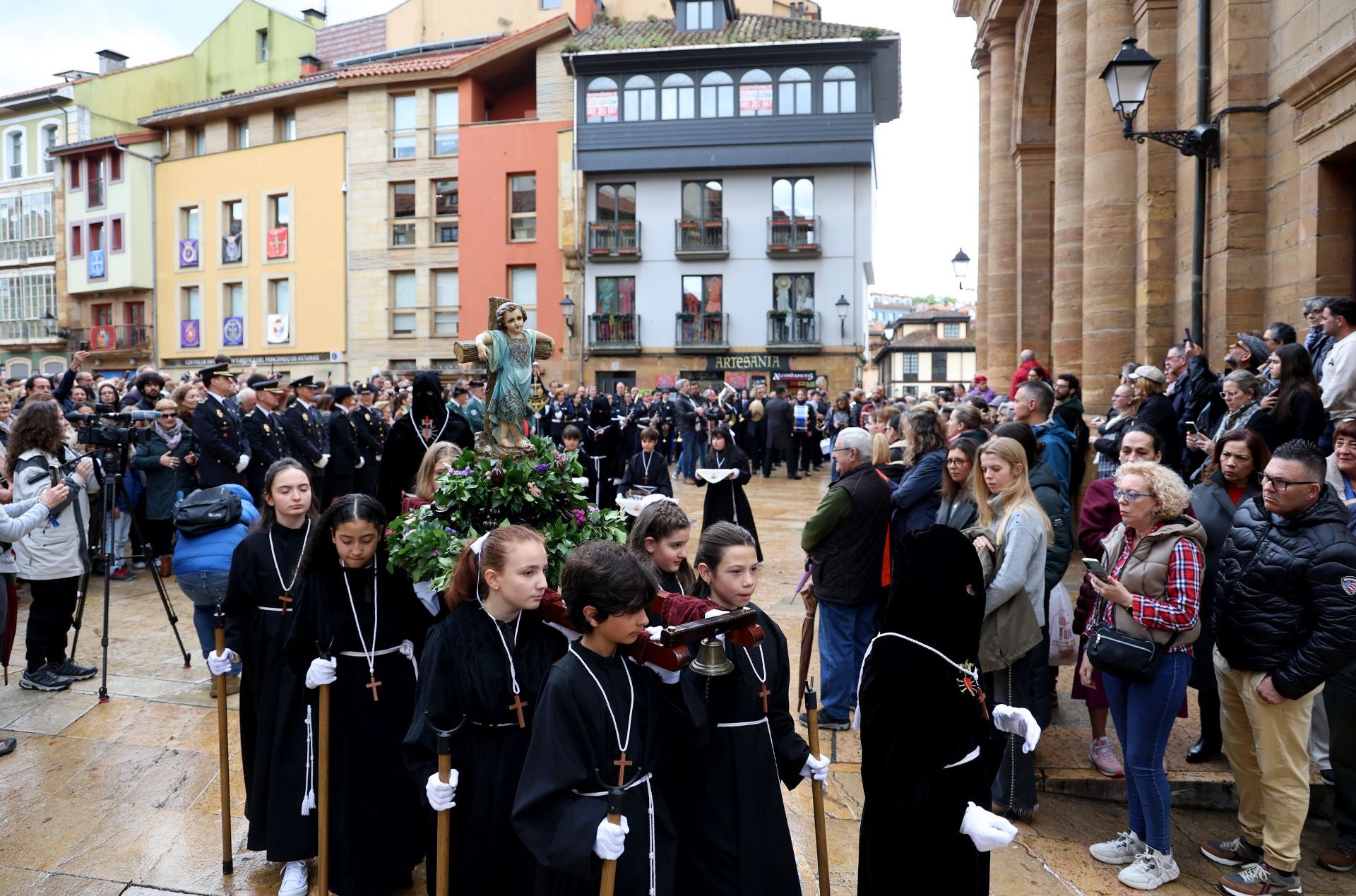 Fotos: La devoción por el Santo Sudario en la Catedral de Oviedo y la procesión del Santo Entierro