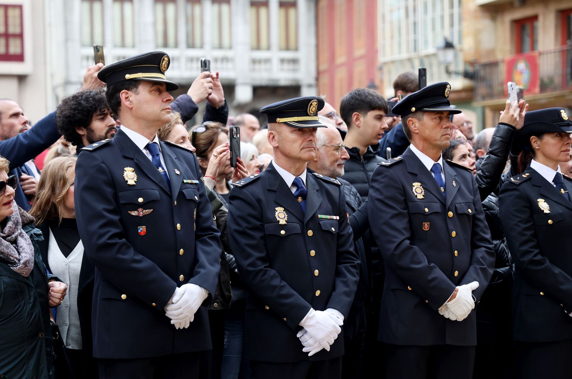 Fotos: La devoción por el Santo Sudario en la Catedral de Oviedo y la procesión del Santo Entierro