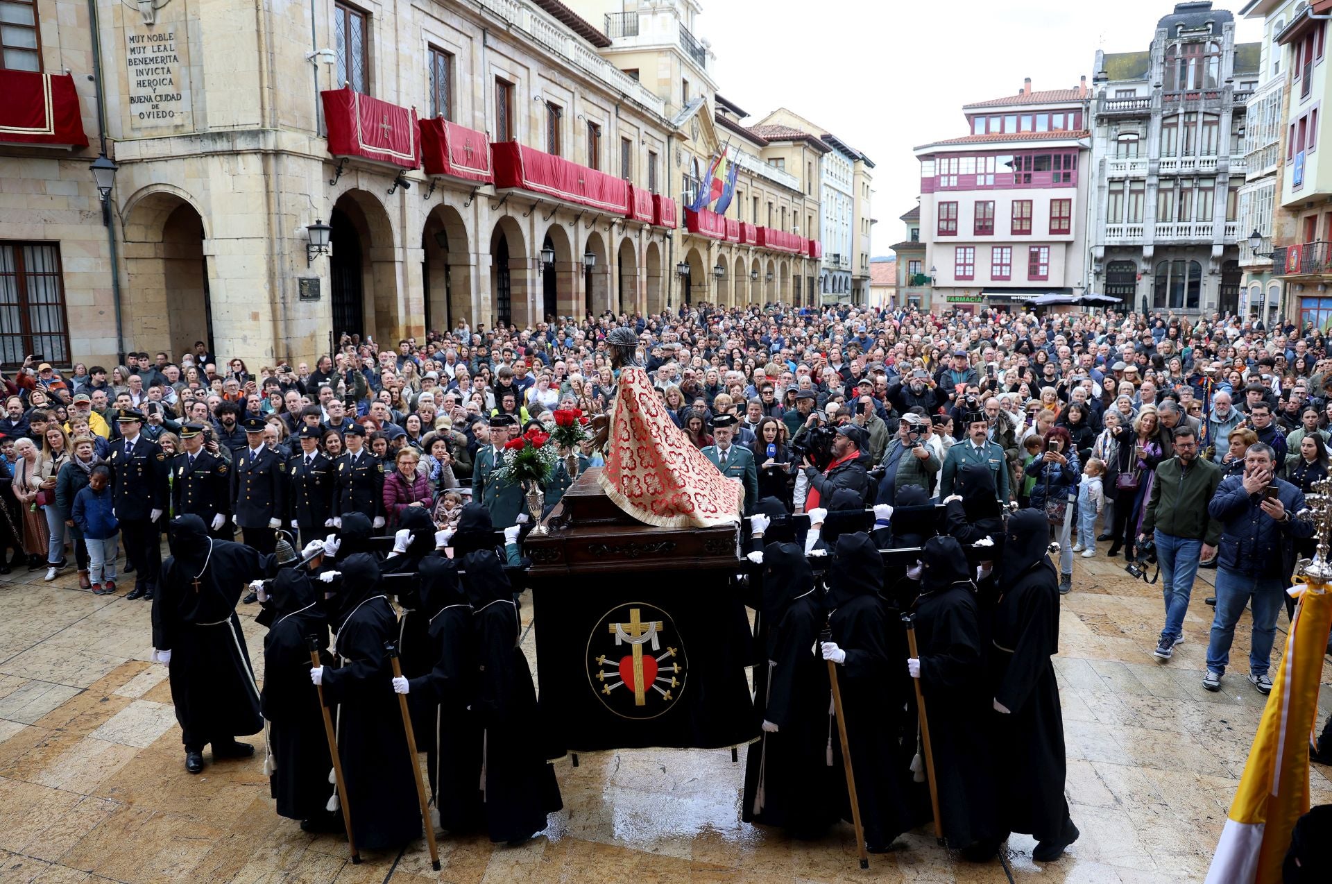 Fotos: La devoción por el Santo Sudario en la Catedral de Oviedo y la procesión del Santo Entierro