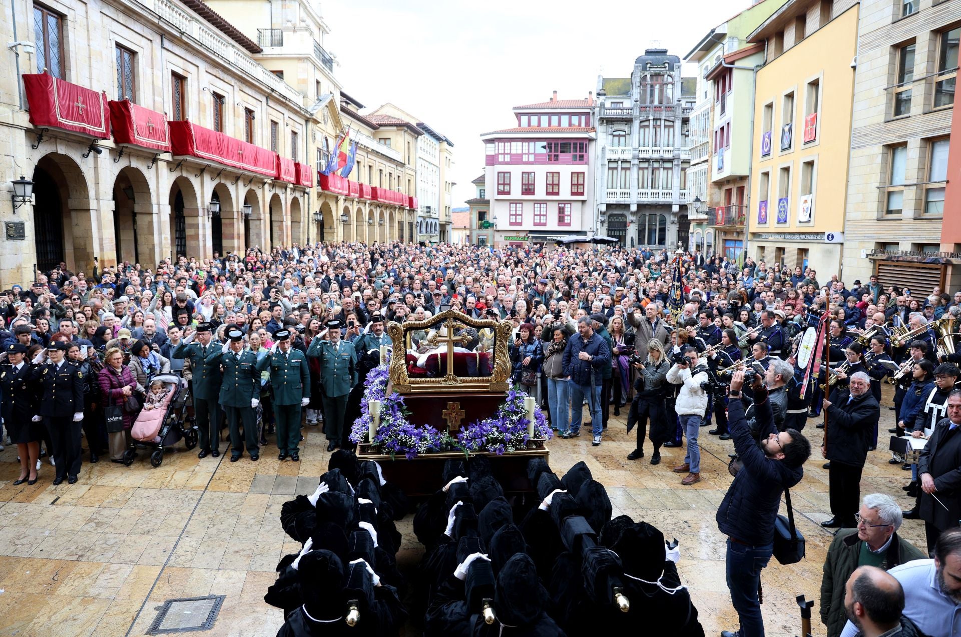 Fotos: La devoción por el Santo Sudario en la Catedral de Oviedo y la procesión del Santo Entierro