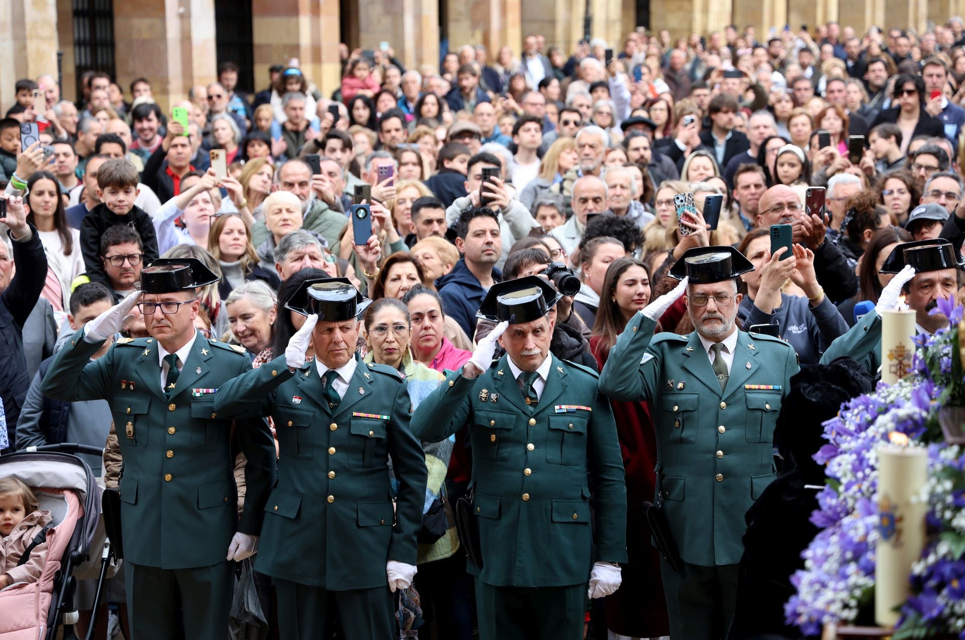 Fotos: La devoción por el Santo Sudario en la Catedral de Oviedo y la procesión del Santo Entierro