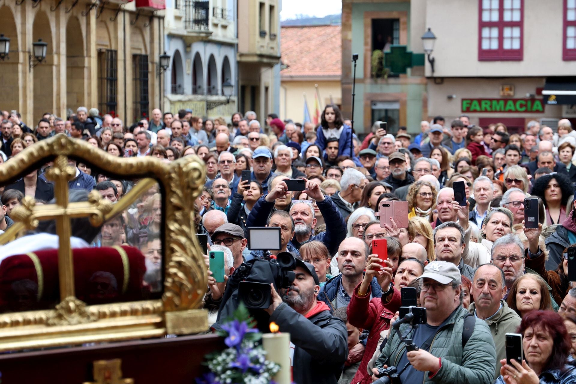 Fotos: La devoción por el Santo Sudario en la Catedral de Oviedo y la procesión del Santo Entierro