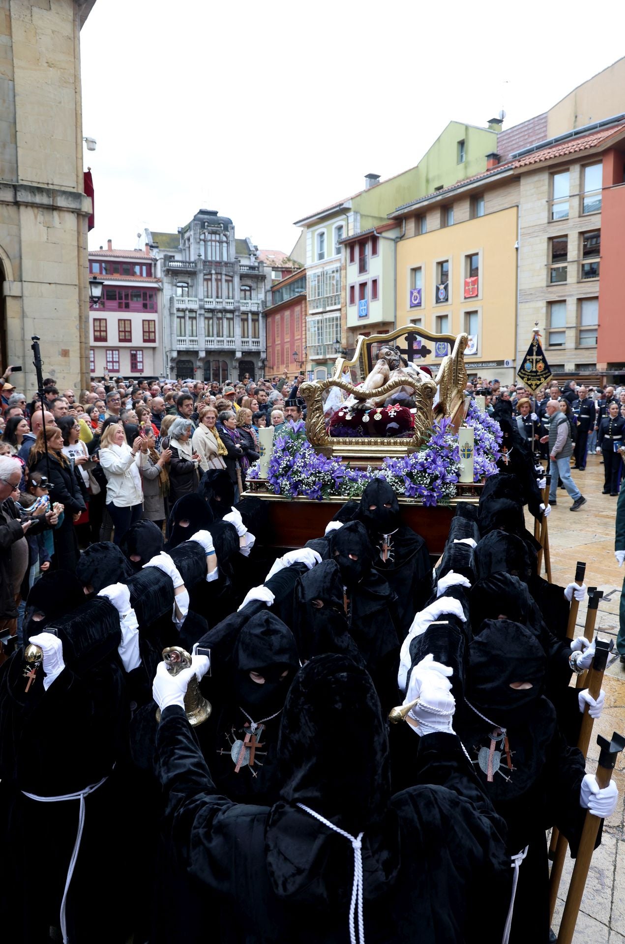 Fotos: La devoción por el Santo Sudario en la Catedral de Oviedo y la procesión del Santo Entierro