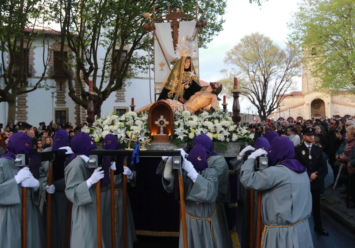 El paso de Nuestra Señora de la piedad al pie de la Cruz, porteado por cofrades de la Santa Vera Cruz, a la salida de la iglesia de San Pedro.
