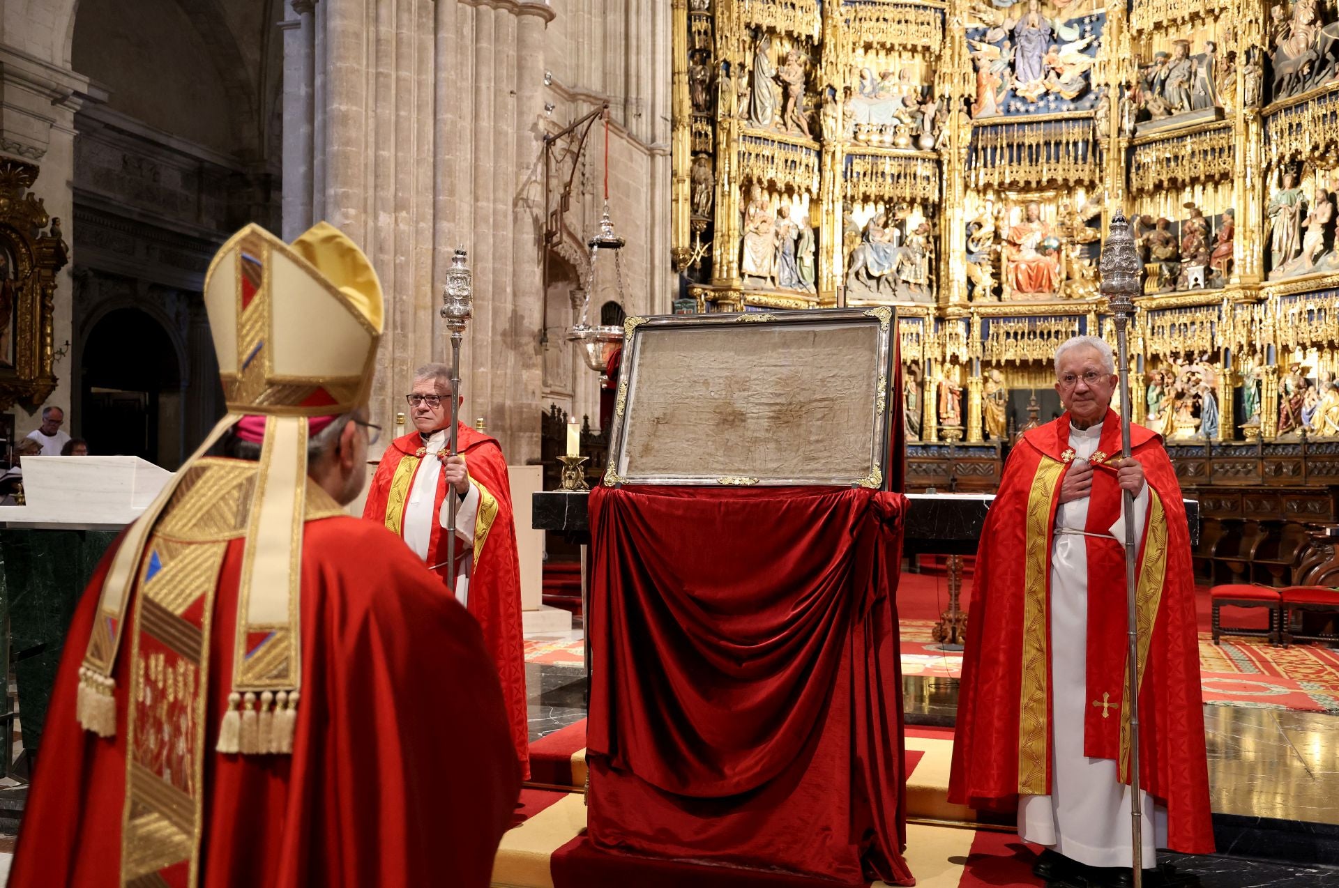Fotos: La devoción por el Santo Sudario en la Catedral de Oviedo y la procesión del Santo Entierro