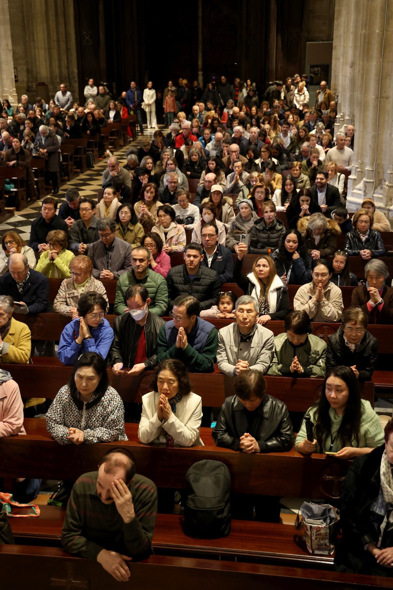 Fotos: La devoción por el Santo Sudario en la Catedral de Oviedo y la procesión del Santo Entierro