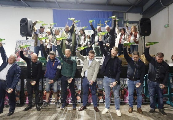 Ganadores, finalistas y representantes de la cultura sidrera escancian el primer culín colectivo.