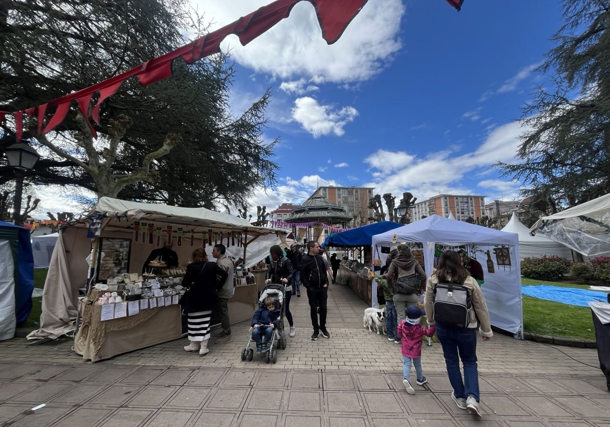 El mercáu de Güevos Pintos «salva» a la hostelería de Pola de Siero en Semana Santa