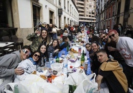 Asistentes a la Comida en la Calle de Avilés del año pasado.